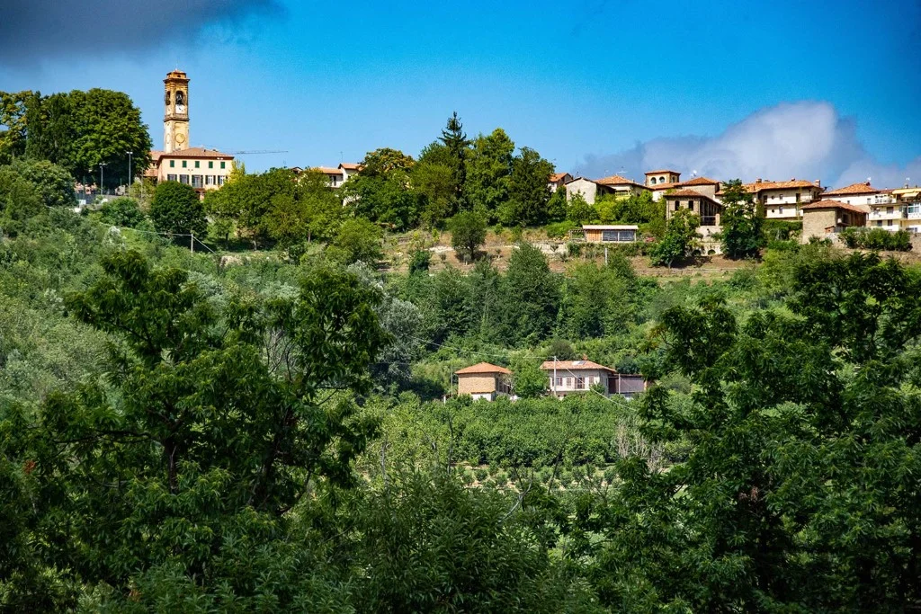 La casa vista da lontano con alle spalle il paese di Serravalle Langhe