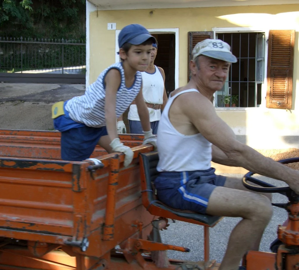 Andreas da piccolo sul trattore guidato dal nonno Giovanni