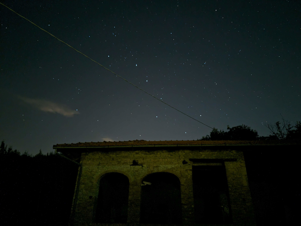 Il Grande Carro ben visibile sopra la nostra casa in una notte di mezza estate